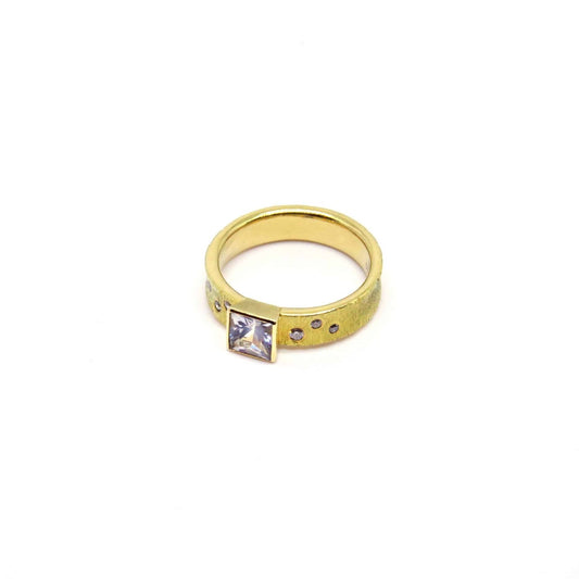 18k Gold Linen Ring with Sapphire and Diamonds